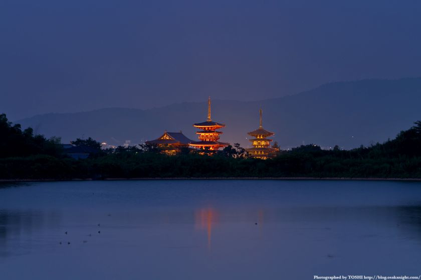 奈良 薬師寺のライトアップと大池 夕景