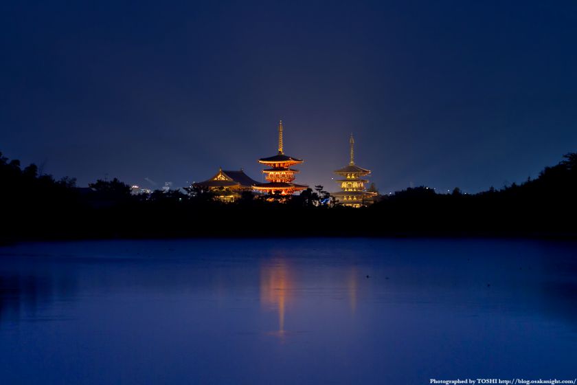 奈良 薬師寺のライトアップと大池 夜景 01