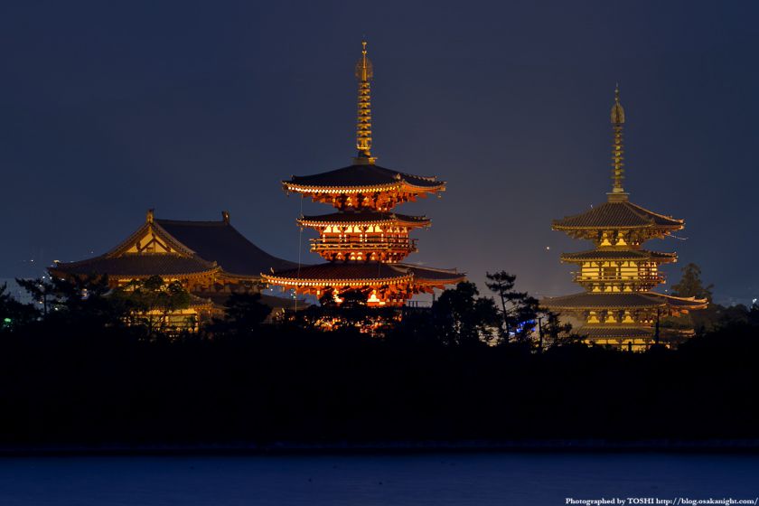 奈良 薬師寺のライトアップと大池 夜景 02