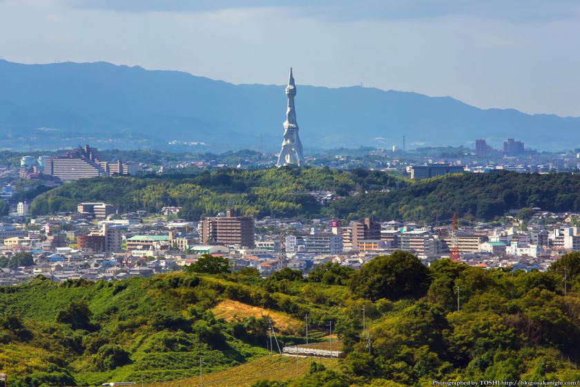 はびきの中央霊園からの眺め 富田林 PLの塔（大平和祈念塔） 2013年9月
