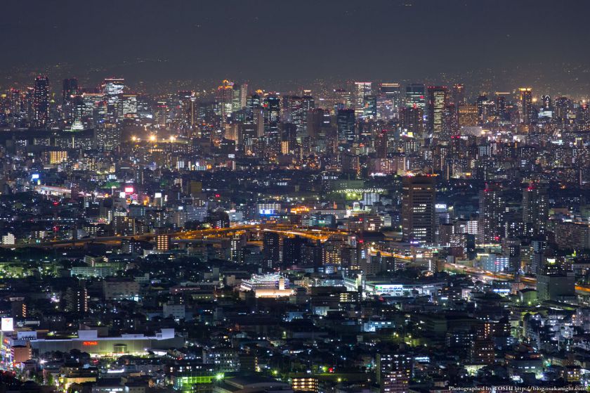 生駒山 なるかわ園地 みはらし休憩所からの夜景 05 大阪都心の高層ビル群