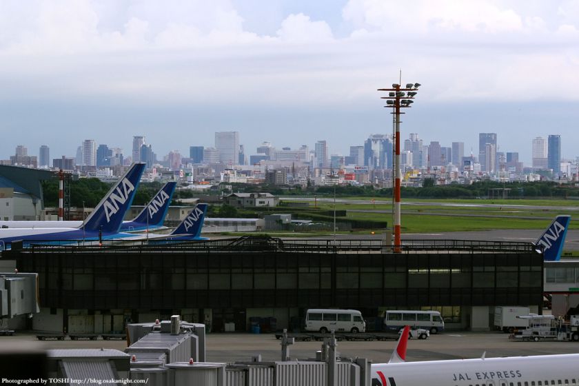 大阪（伊丹）空港から見た梅田の高層ビル群 1