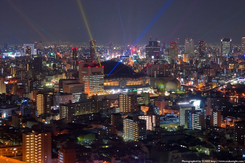 ホテル大阪ベイタワーからの夜景 光を放つ京セラド－ム大阪