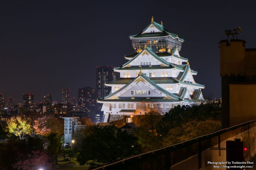 ミライザ大阪城 屋上から見た大阪城天守閣のライトアップ