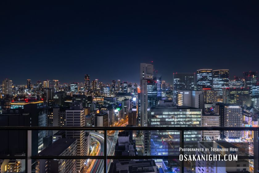 アパホテル大阪梅田駅タワー ゲストルームからの夜景 01