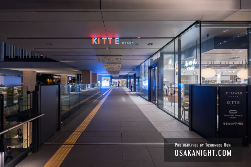 KITTE大阪 歩道橋エントランス